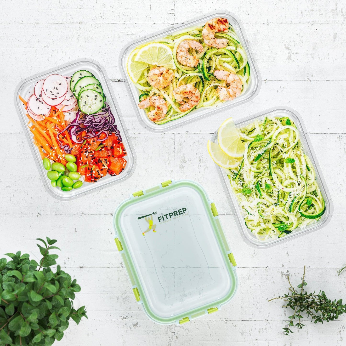 Drei FITPREP Glasbehälter mit verschiedenen frischen Mahlzeiten auf weißem Untergrund, daneben ein leerer Behälter mit FITPREP Logo.