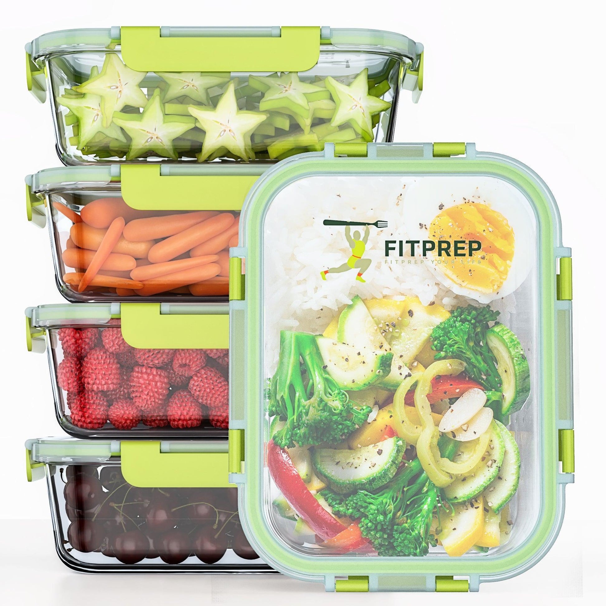 Vier FITPREP Glasbehälter gefüllt mit frischem Obst und Gemüse übereinandergestapelt, im Vordergrund ein weiterer Behälter mit Reis, Ei und gedämpftem Gemüse in Nahaufnahme mit FITPREP Logo auf dem Deckel.