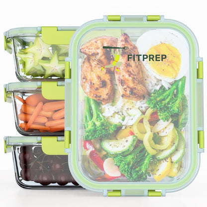 Vier FITPREP Glasbehälter übereinandergestapelt, gefüllt mit frischen Lebensmitteln. Im Vordergrund ein gefüllter Behälter mit gegrilltem Hähnchen, gekochtem Ei, Reis, Brokkoli und buntem Gemüse. Die hinteren Behälter enthalten Sternfrucht, Babykarotten und Kirschen.