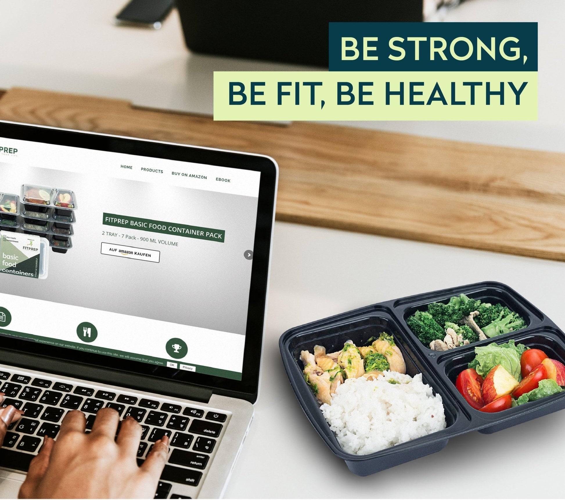 Laptop mit der FITPREP-Produktseite geöffnet. Daneben eine geöffnete Meal Prep Box mit drei Fächern, befüllt mit Reis, Brokkoli, Hähnchen, Tomaten und Salat. Text: „Be strong, be fit, be healthy“.