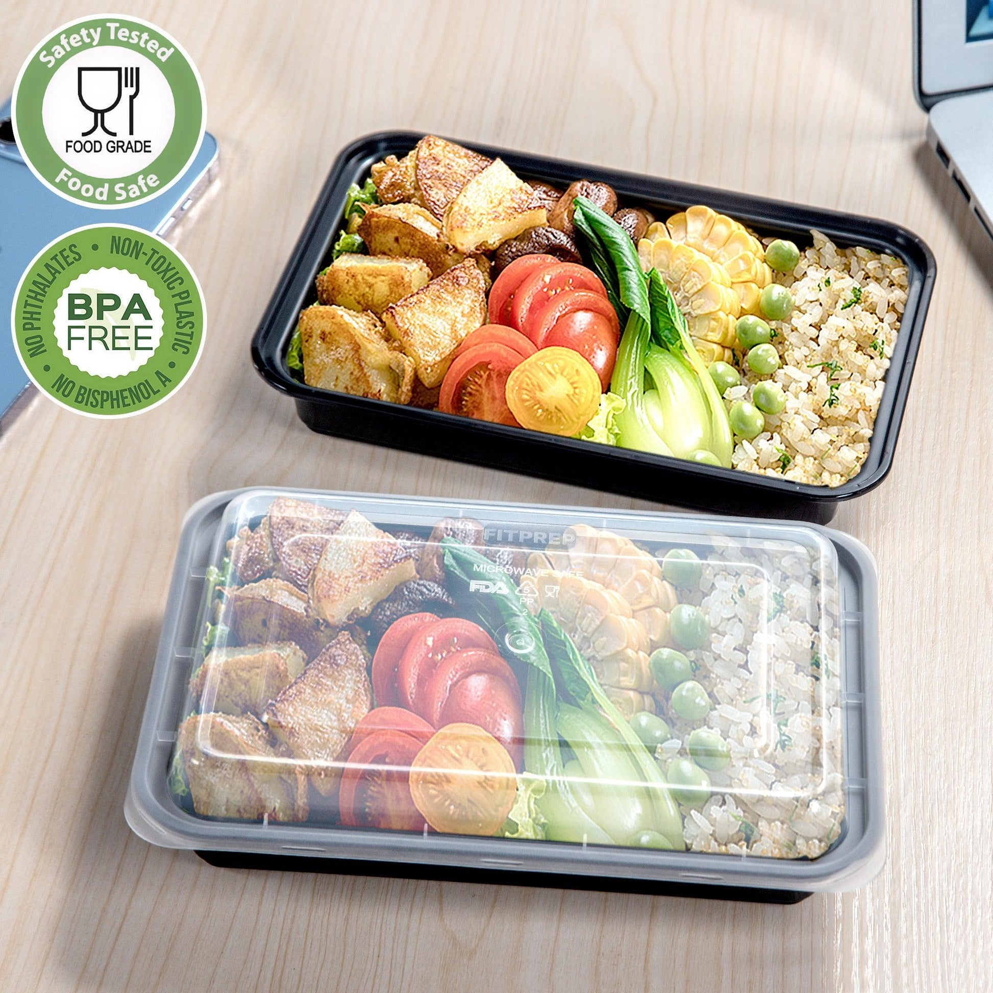 Zwei FITPREP Behälter mit frischem Mittagessen auf einem Holztisch, gefüllt mit Gemüse, Reis, Tomaten, Mais, Pak Choi und Fleisch. Siegel: BPA-frei und lebensmittelsicher.