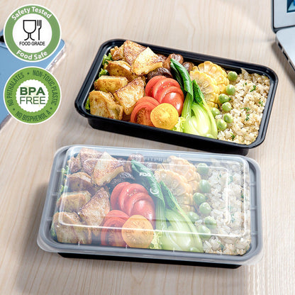 Zwei FITPREP Behälter mit frischem Mittagessen auf einem Holztisch, gefüllt mit Gemüse, Reis, Tomaten, Mais, Pak Choi und Fleisch. Siegel: BPA-frei und lebensmittelsicher.